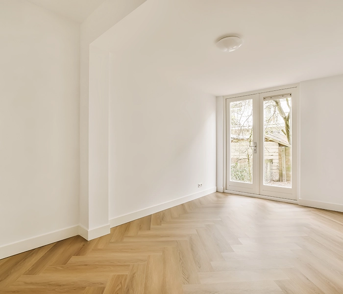 Habitación vacía con suelos de madera.