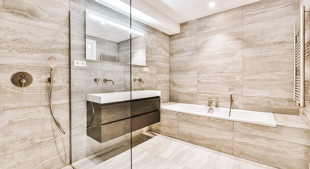 Alicatado de un baño.