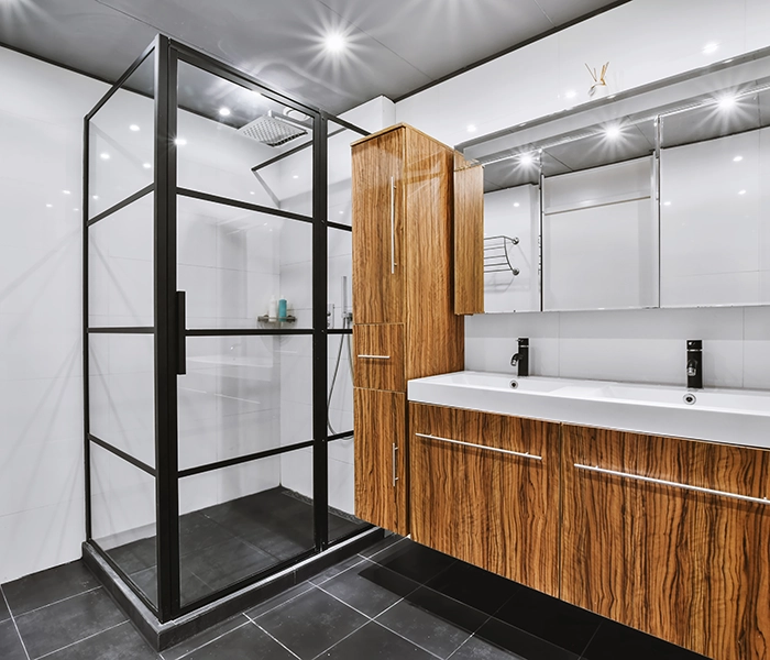 Baño reformado con ducha.