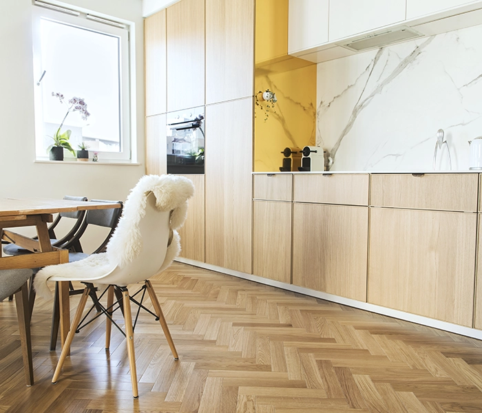 Cocina después de una reforma con suelo de madera.